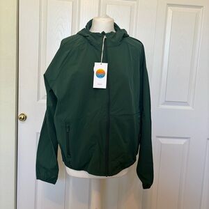 NWT Vuori Women’s Renew Trainer She’ll Jacket Size Large Dark Green Color